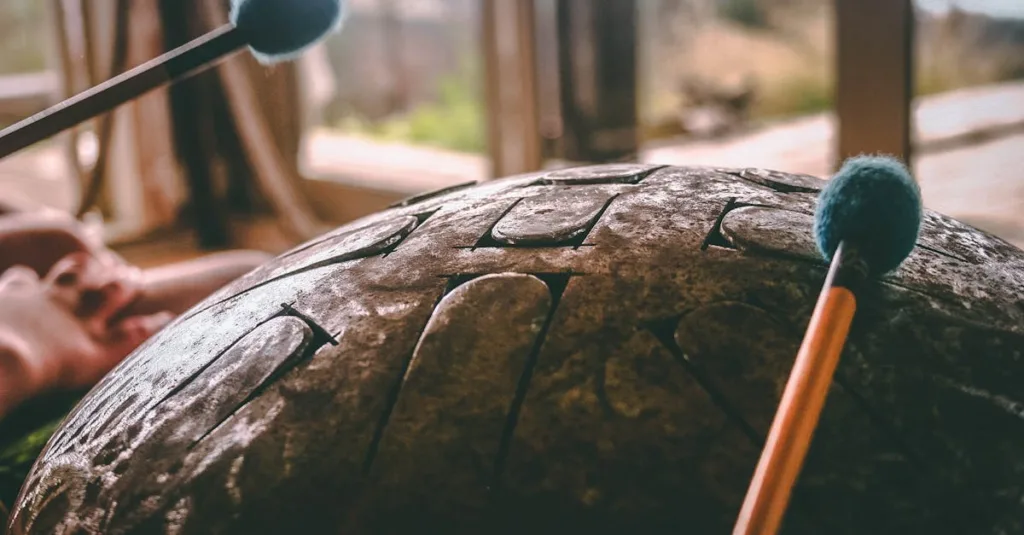 découvrez le son harmonique unique du tambour chamanique, une expérience immersive qui connecte à la spiritualité et aux vibrations ancestrales.